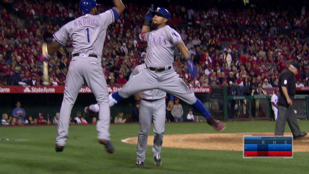 Griffin domina y guía a los Rangers sobre Angelinos