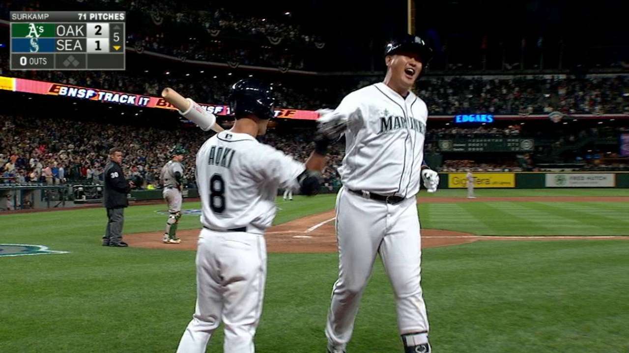 Mariners' Lee goes deep for first MLB hit