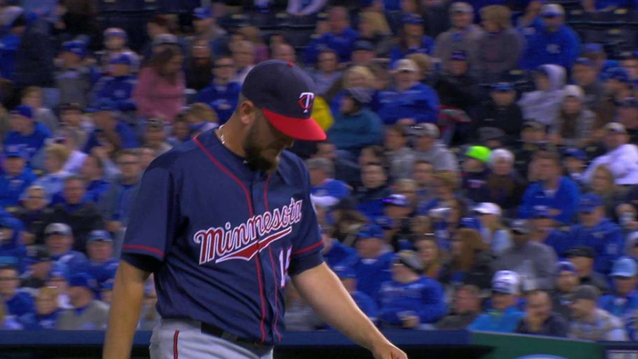 Perkins' shoulder flares up; 'pen session delayed