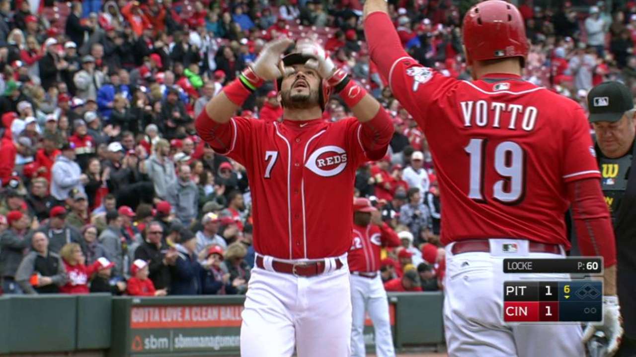 Suarez's homer ties the game