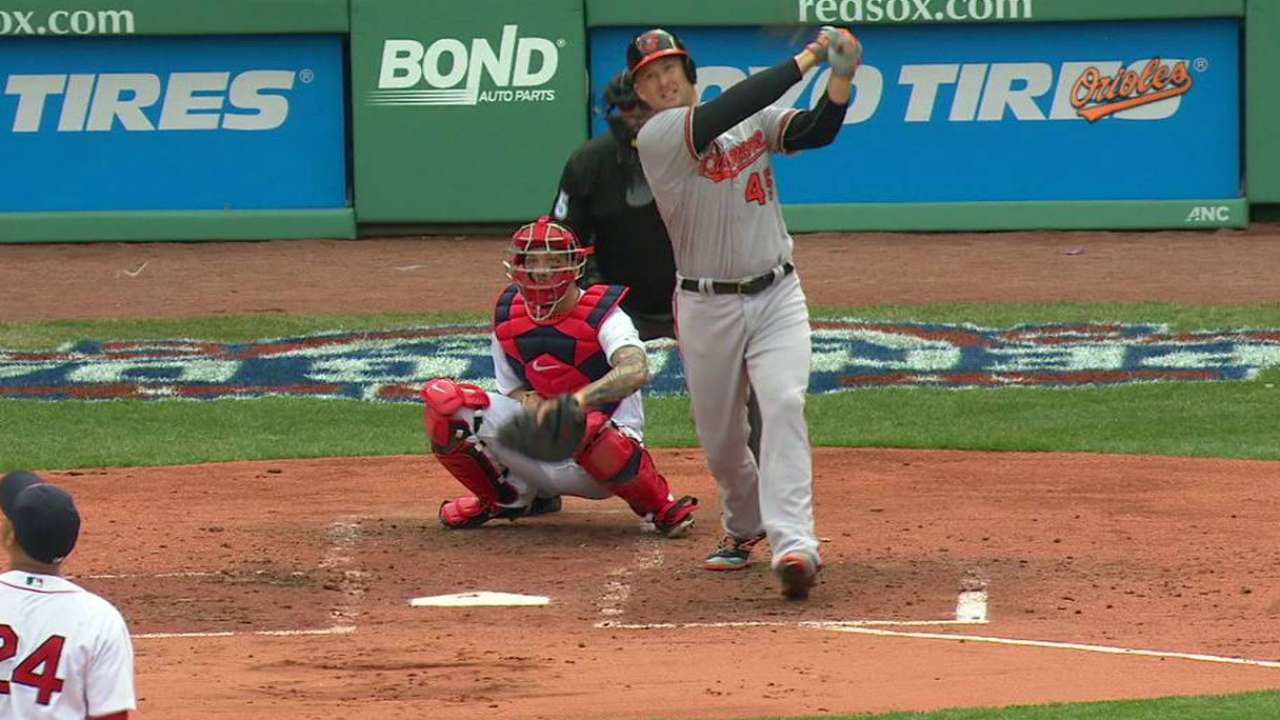 Trumbo's first Orioles homer