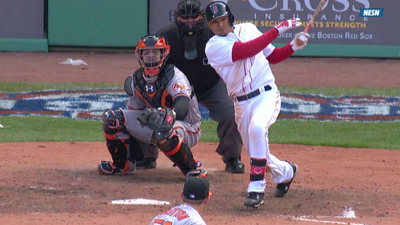 Betts' solo homer