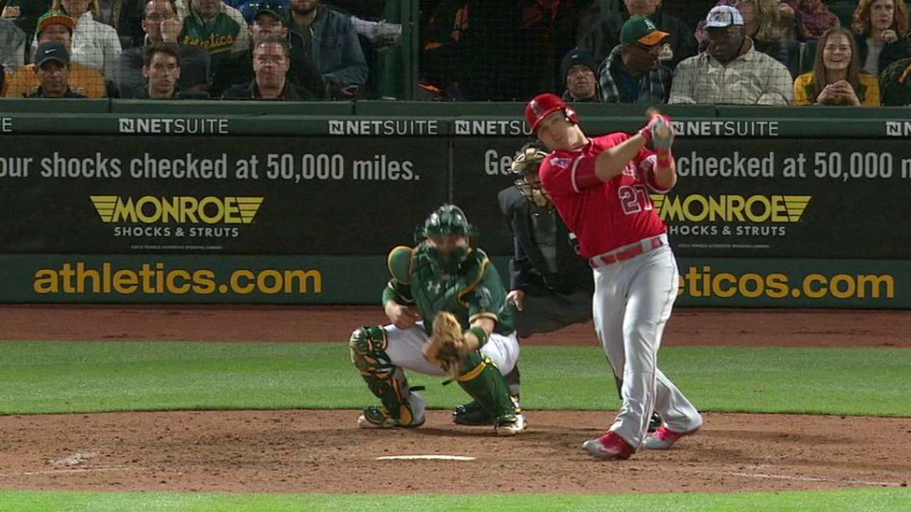 Primer HR de Trout impulsa a Angelinos en Oakland