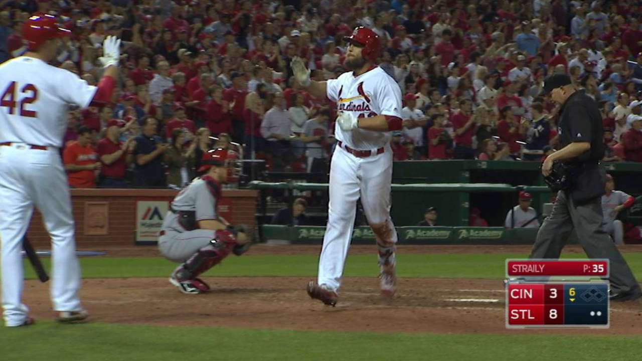 Holliday leads Cards' 6-HR surge vs. Reds