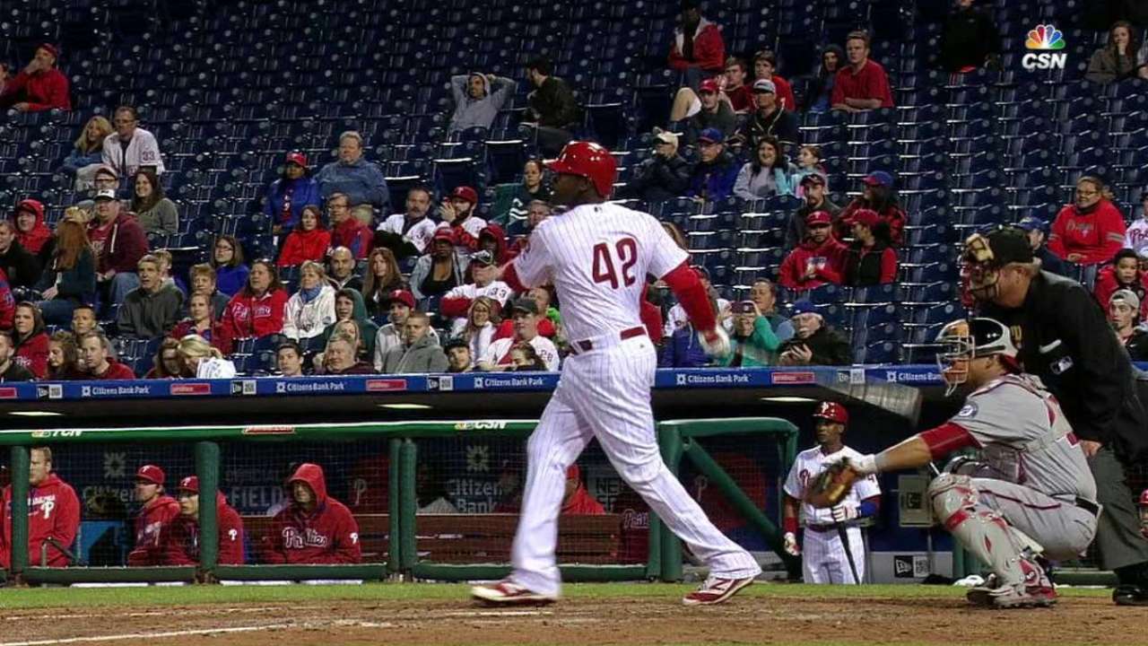 Howard's solo shot ties DiMaggio
