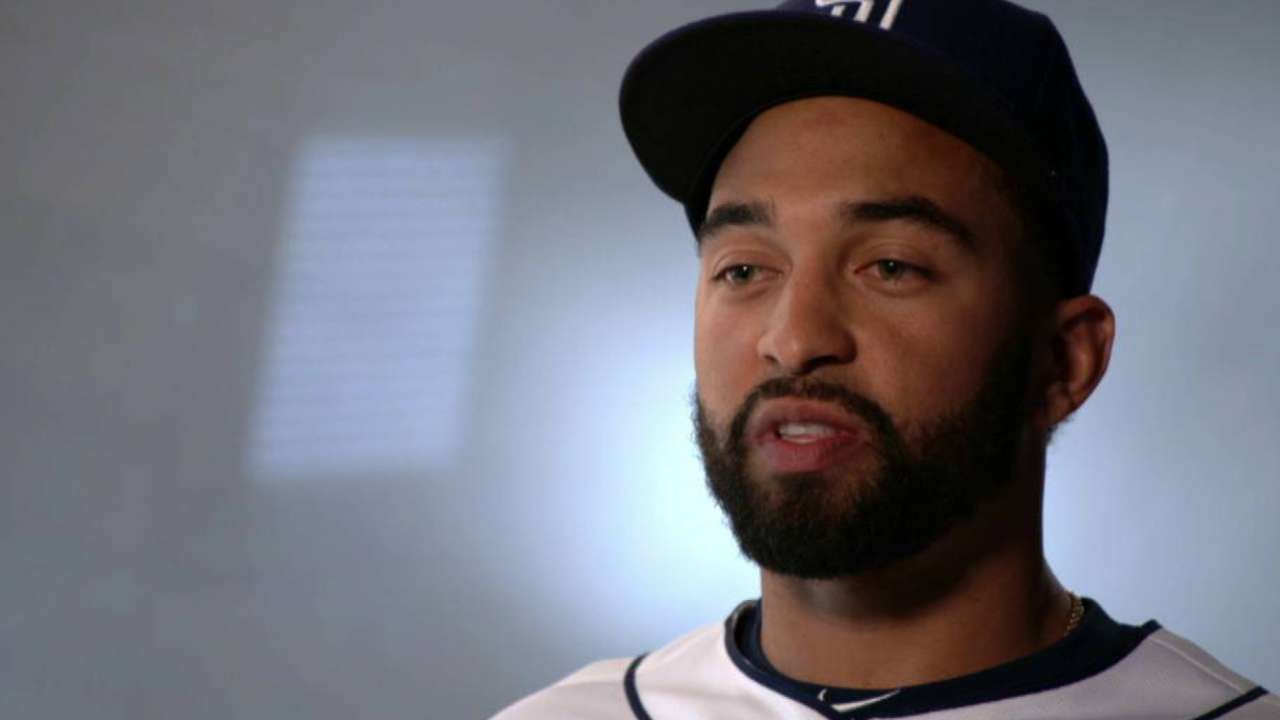 Padres pay tribute to Jackie Robinson
