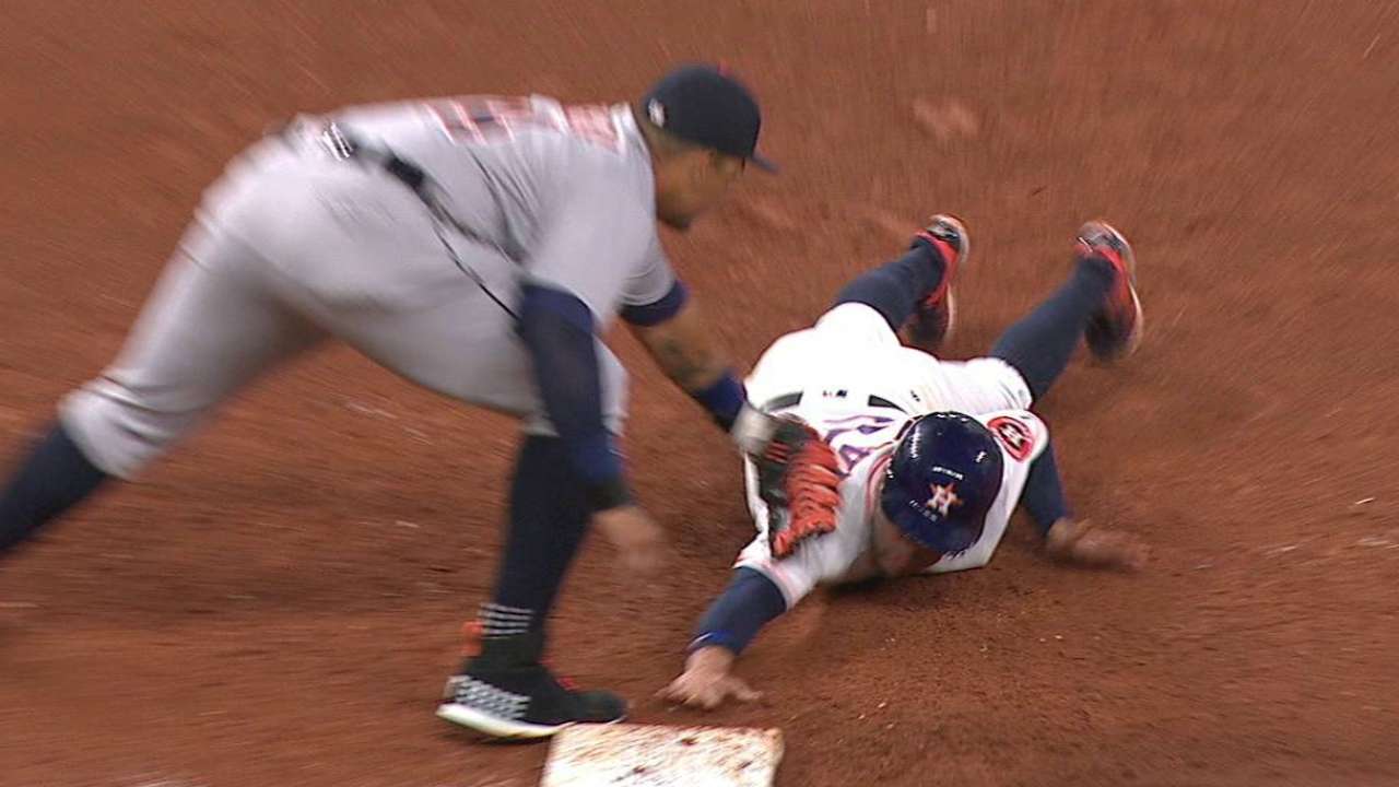 Verlander picks off Altuve