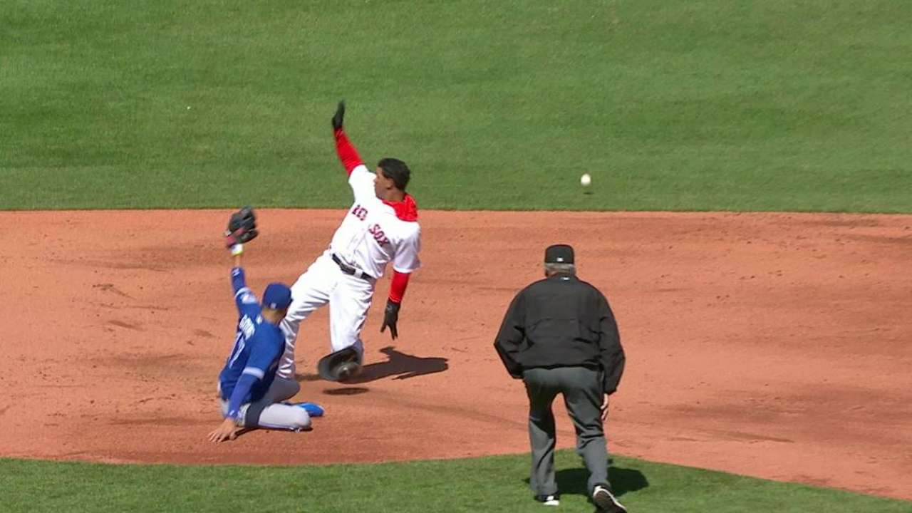 Hernandez to third after error