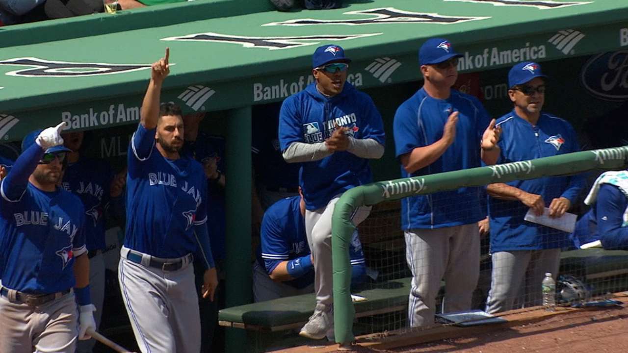 Late rally helps Blue Jays earn split with Sox