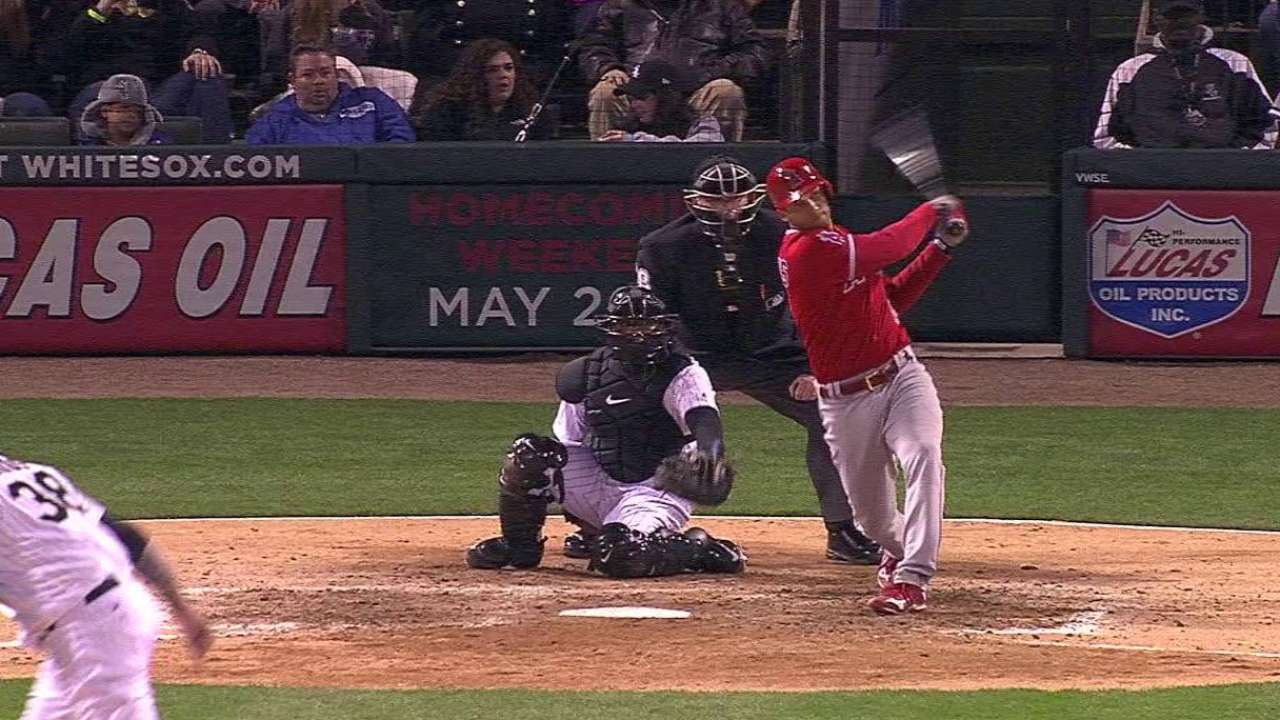 Simmons extends hit streak to 12