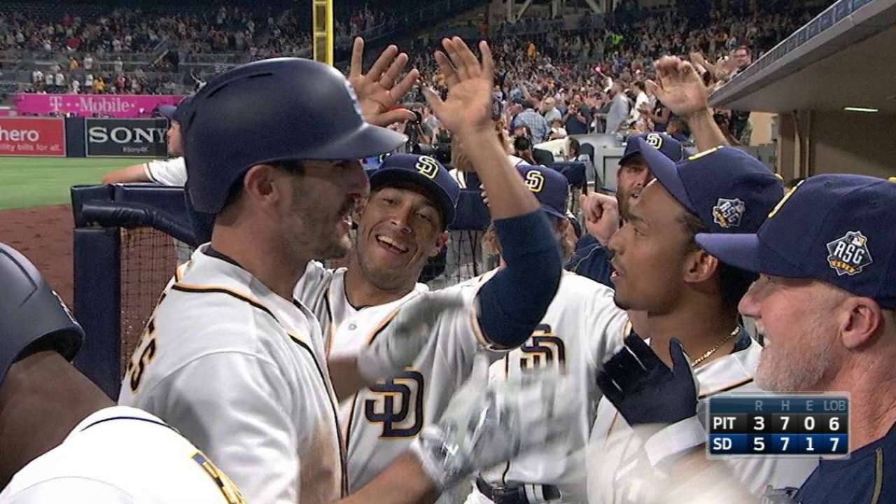 Padres doblegan a Piratas en casa a base de poder