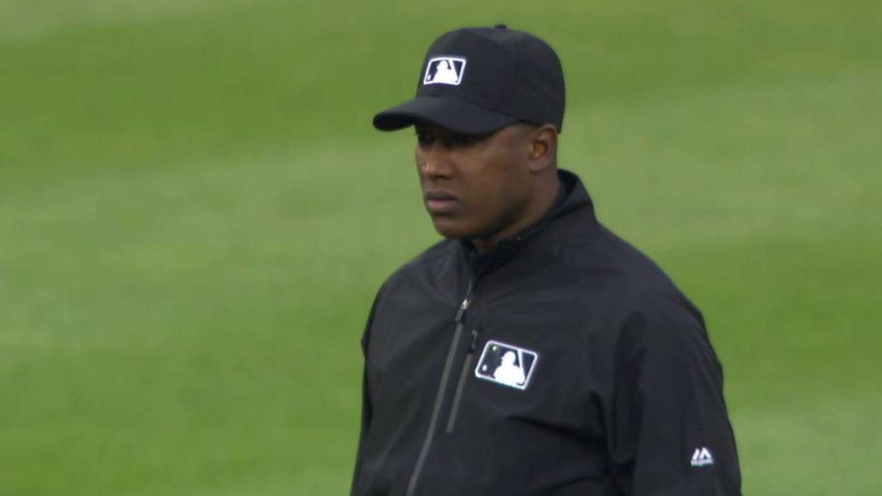 De Jesus debuts as first MLB umpire from DR