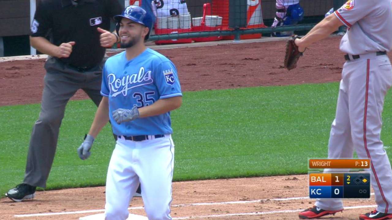 Hosmer extends hitting streak