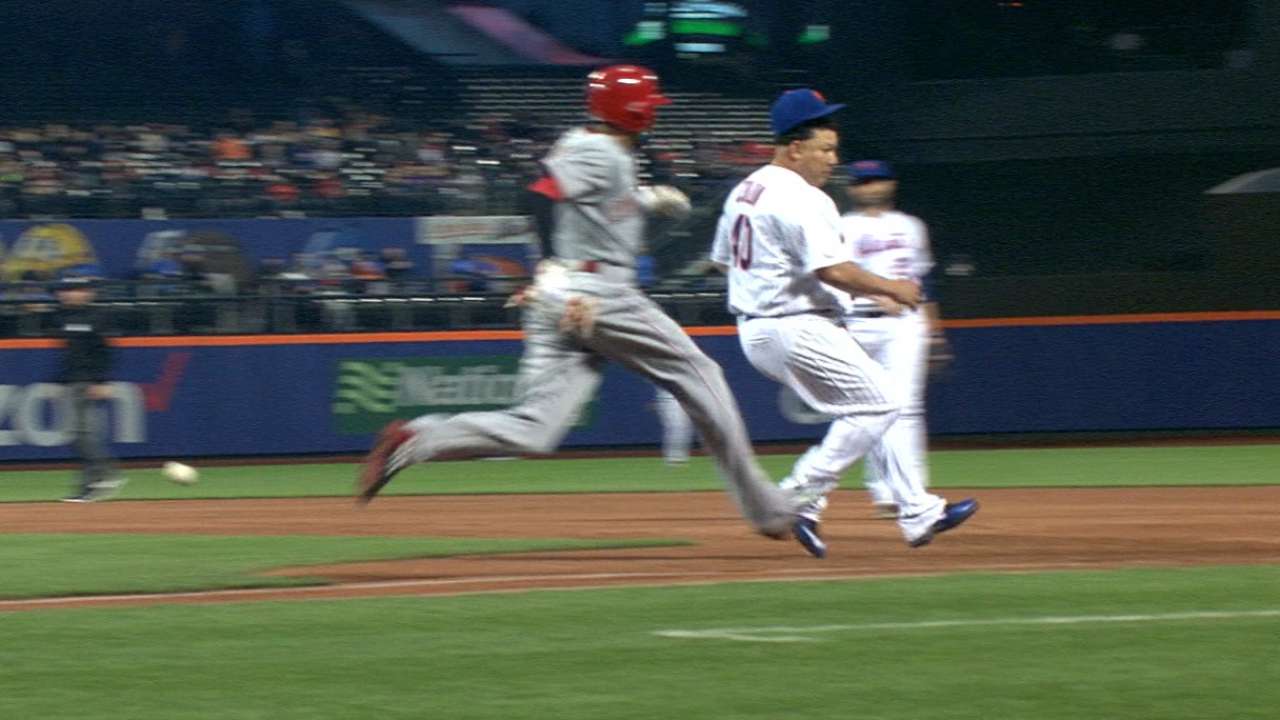 Colón intentó superar a Hamilton en carrera hacia la primera base