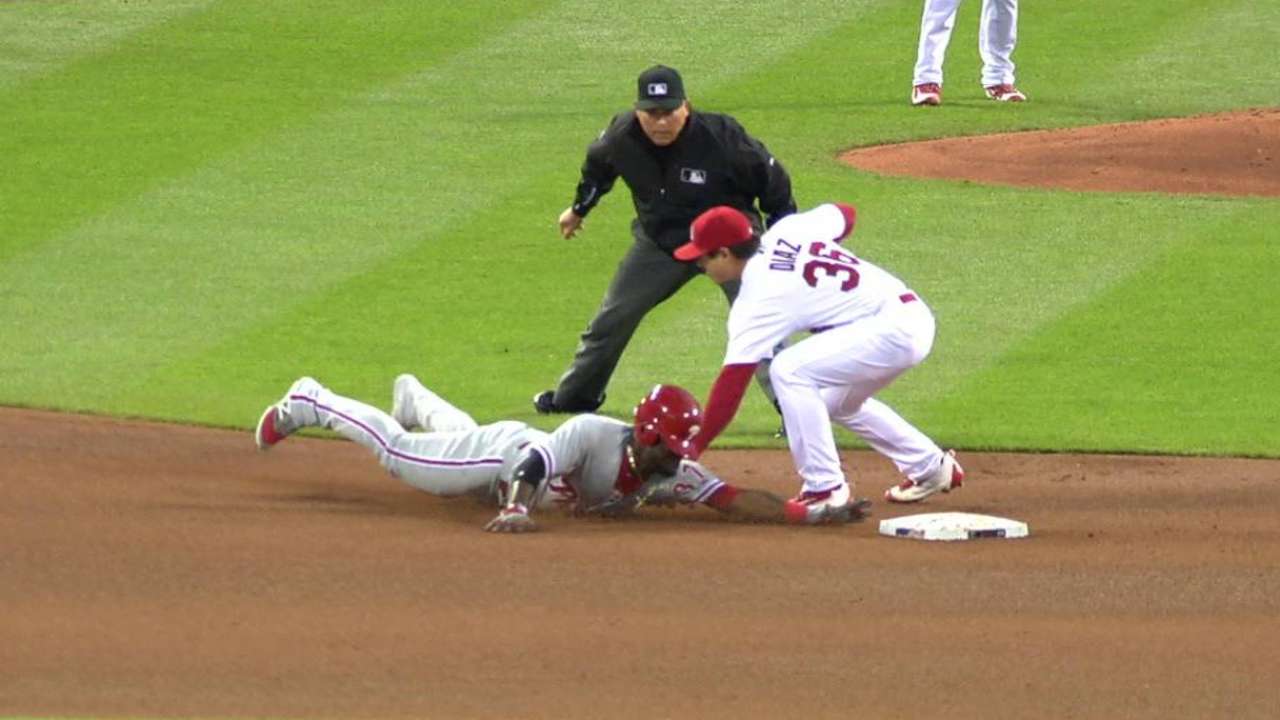 Molina's throw retires Herrera