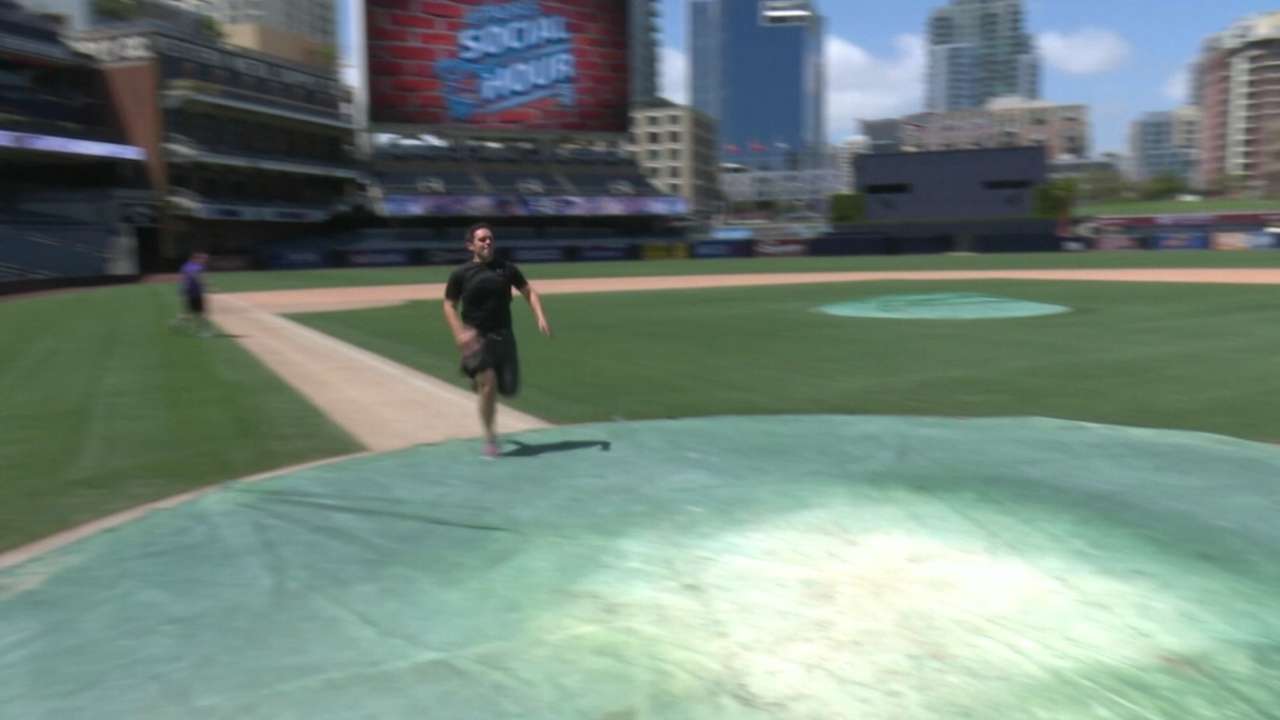 Padres Social Hour: Janela, Bluepper run the bases