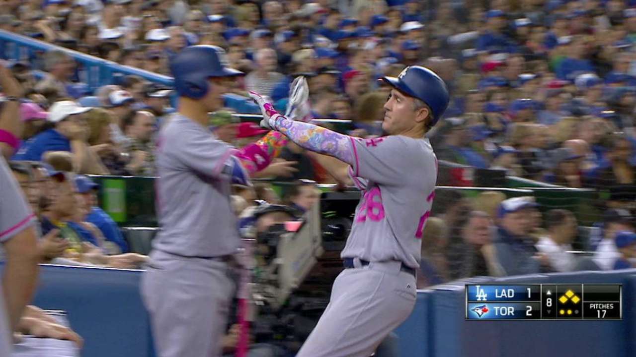 Grandal's game-tying sac fly