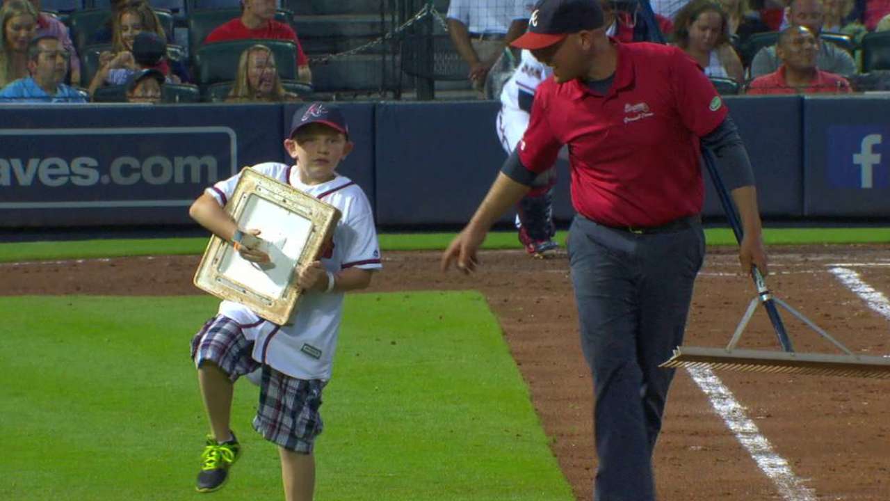 Braves host 9-year-old for Make-A-Wish