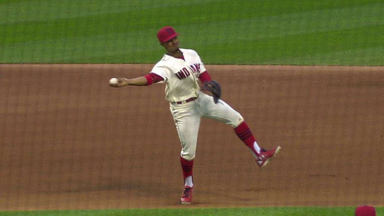 Lindor's great barehanded play