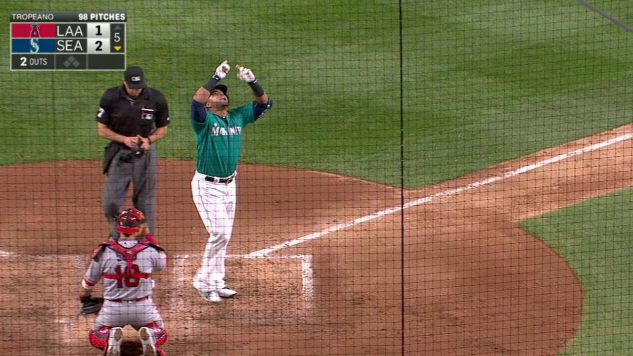 Cruz's solo homer