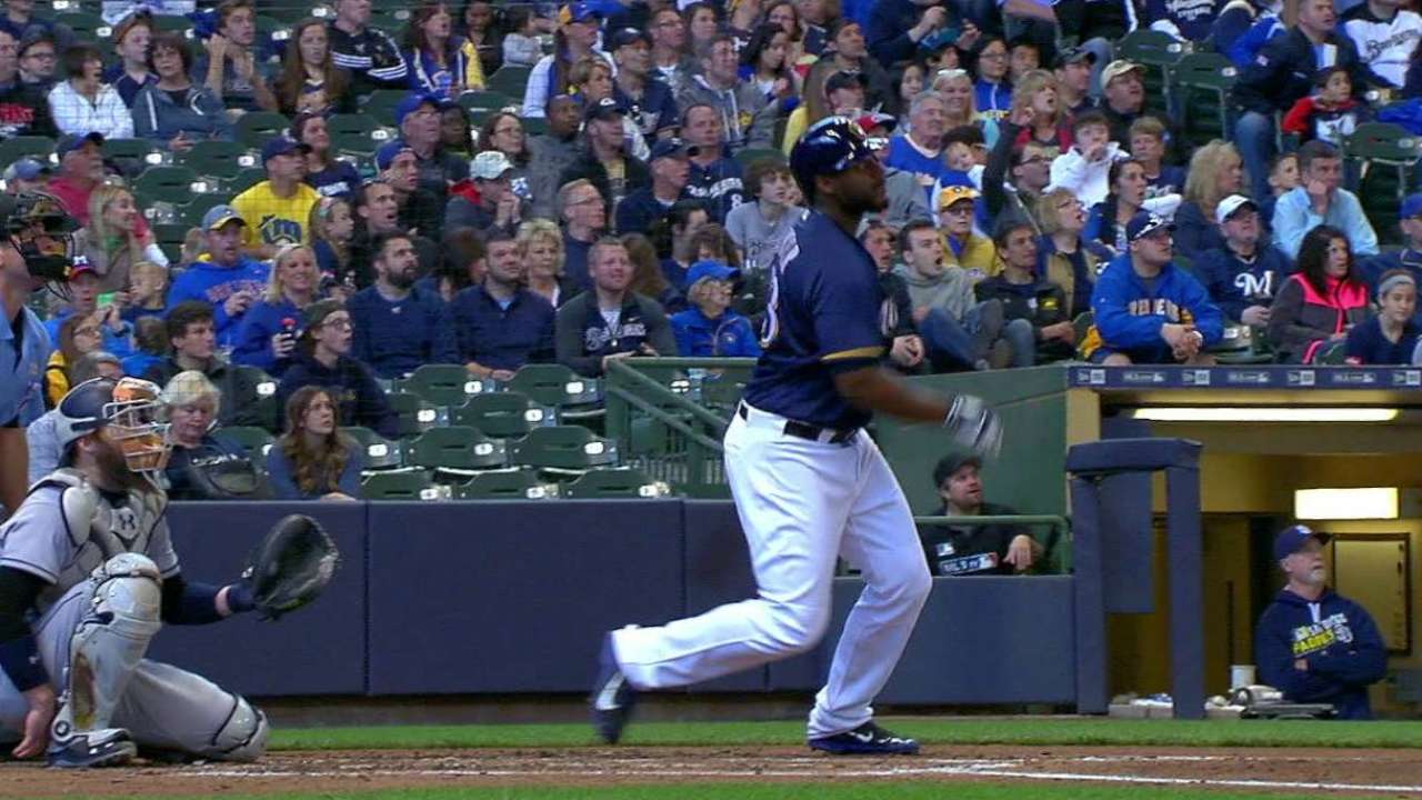 Cerveceros superan a Padres detrás del bate de Carter