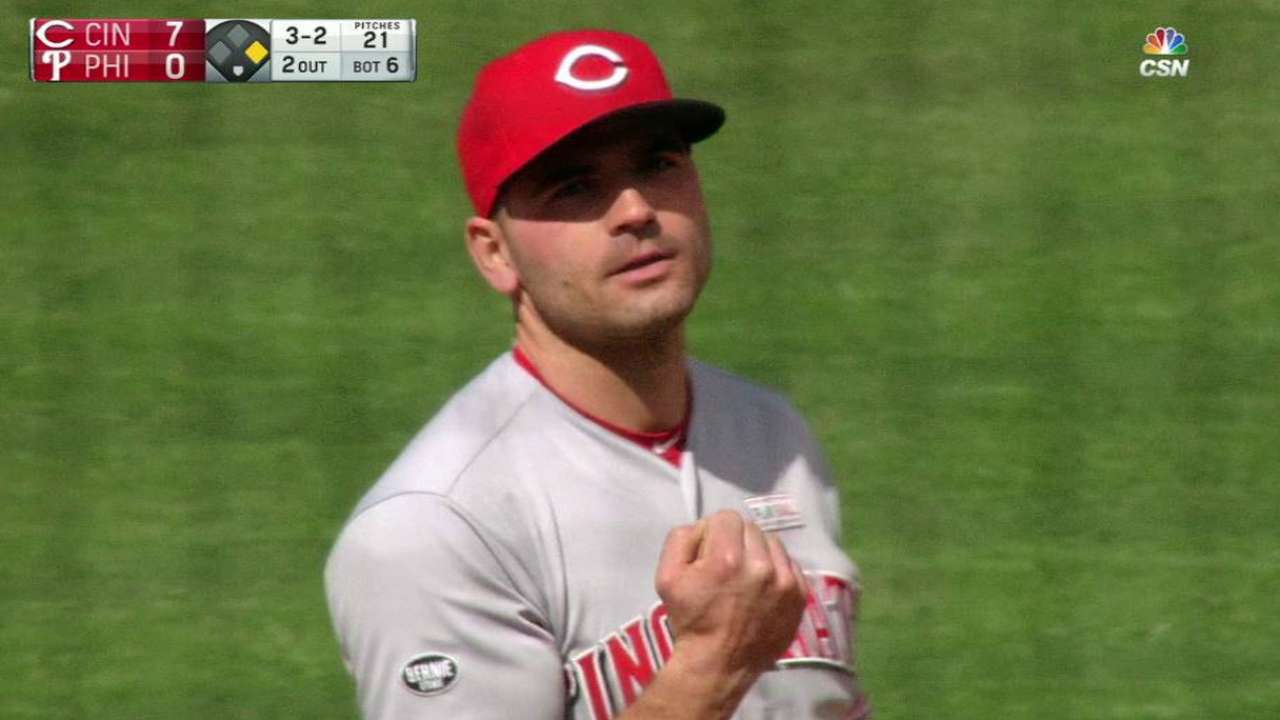 Votto fakes out fan on foul ball