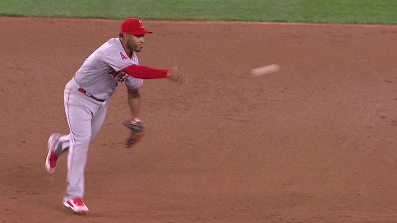 Santiago supera en duelo a Félix y Angelinos ganan