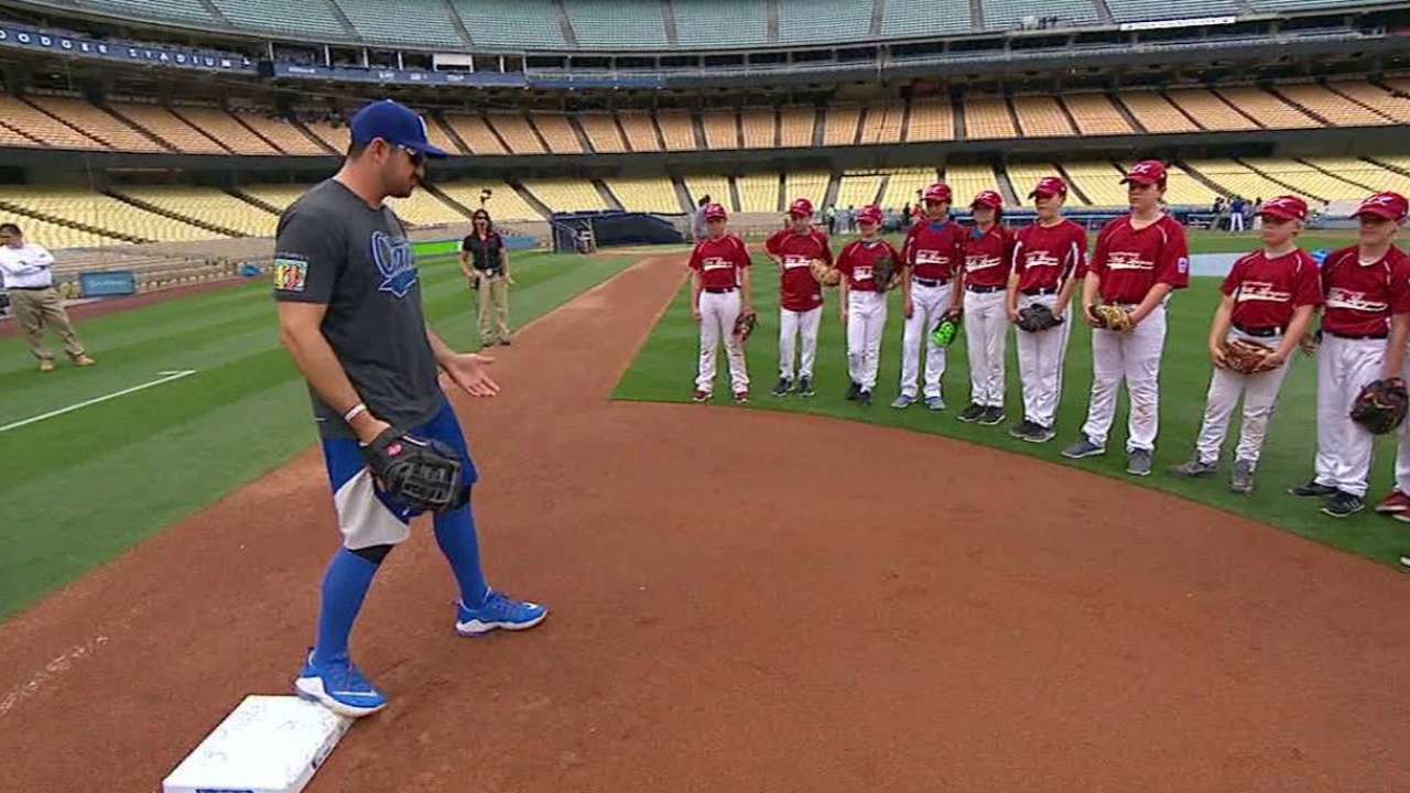 Youth players get special day at Dodger Stadium