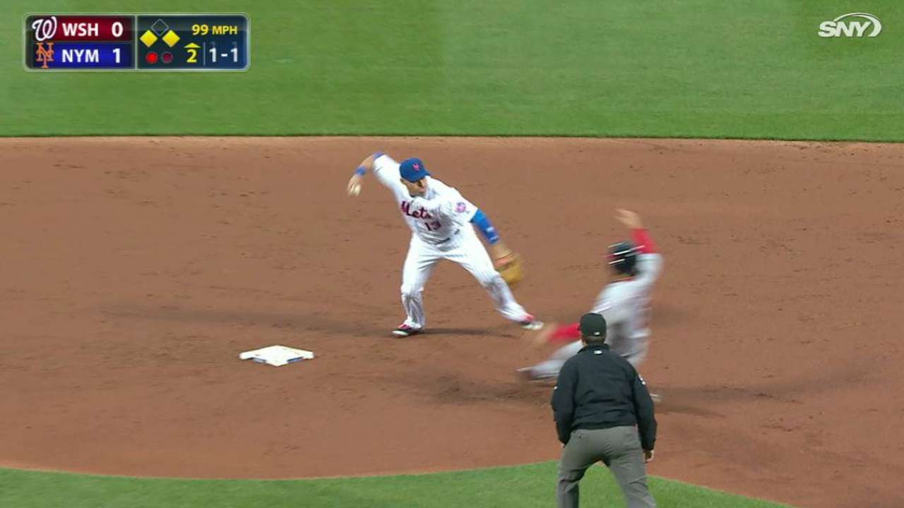 Syndergaard escapes a jam