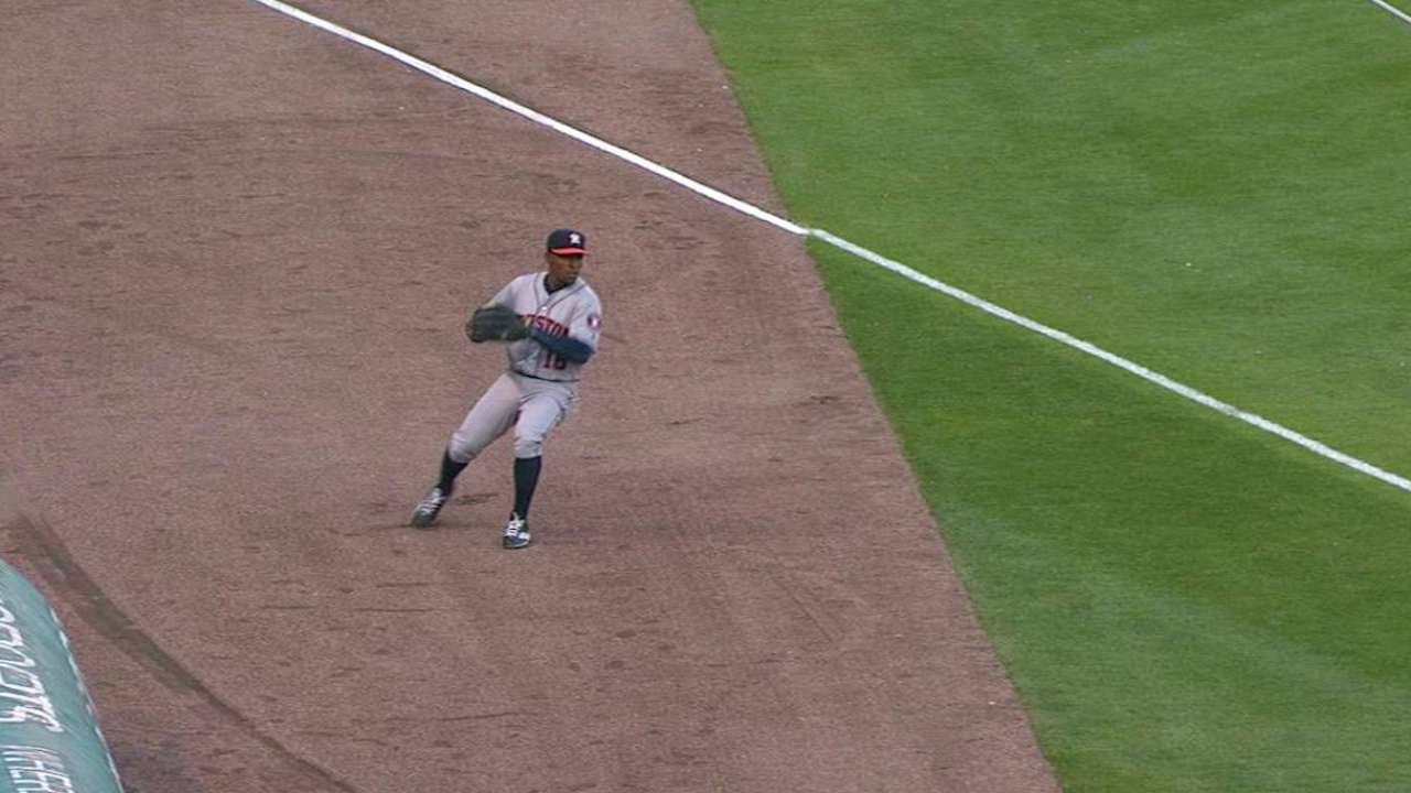 Kemp shows off his arm