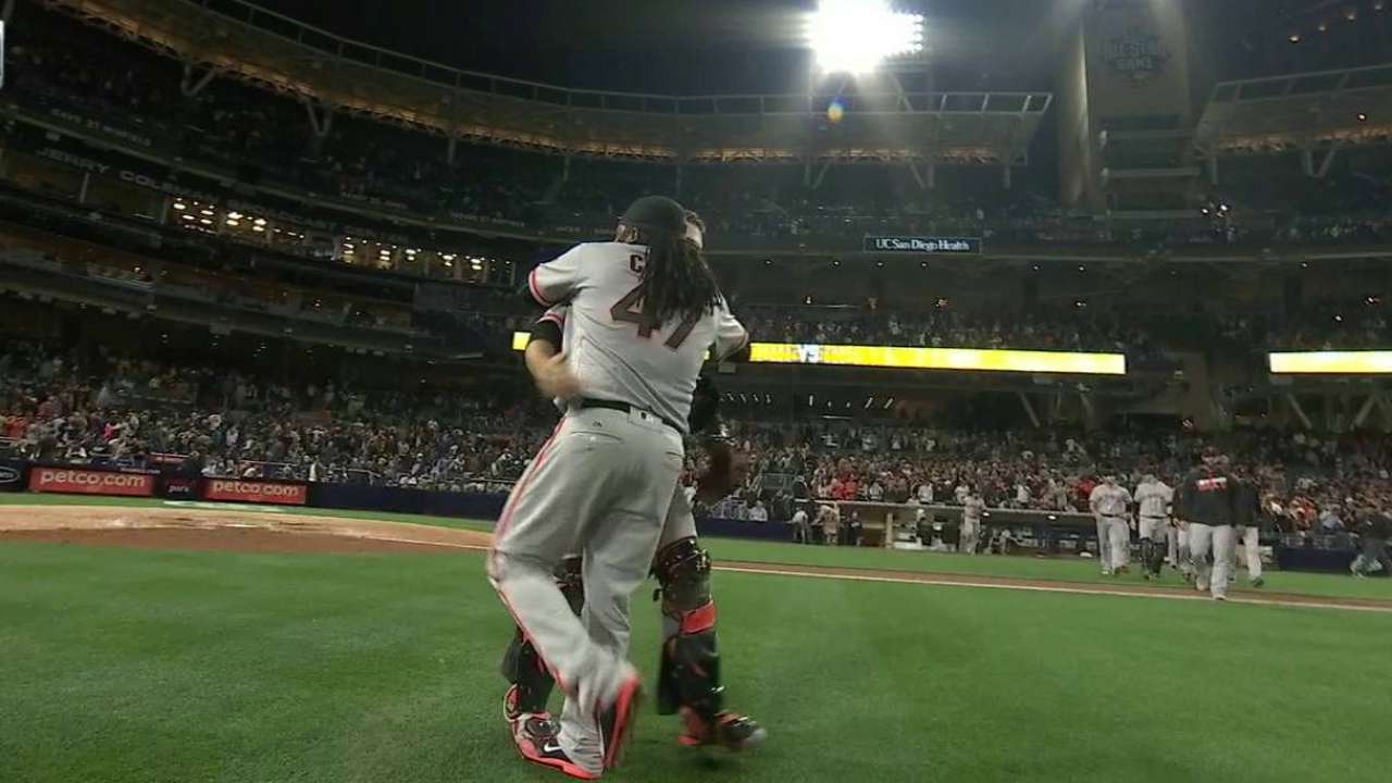 Gigantes siguen encendidos detrás de Cueto, Pence