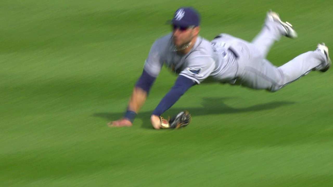 Kiermaier injures hand on dive