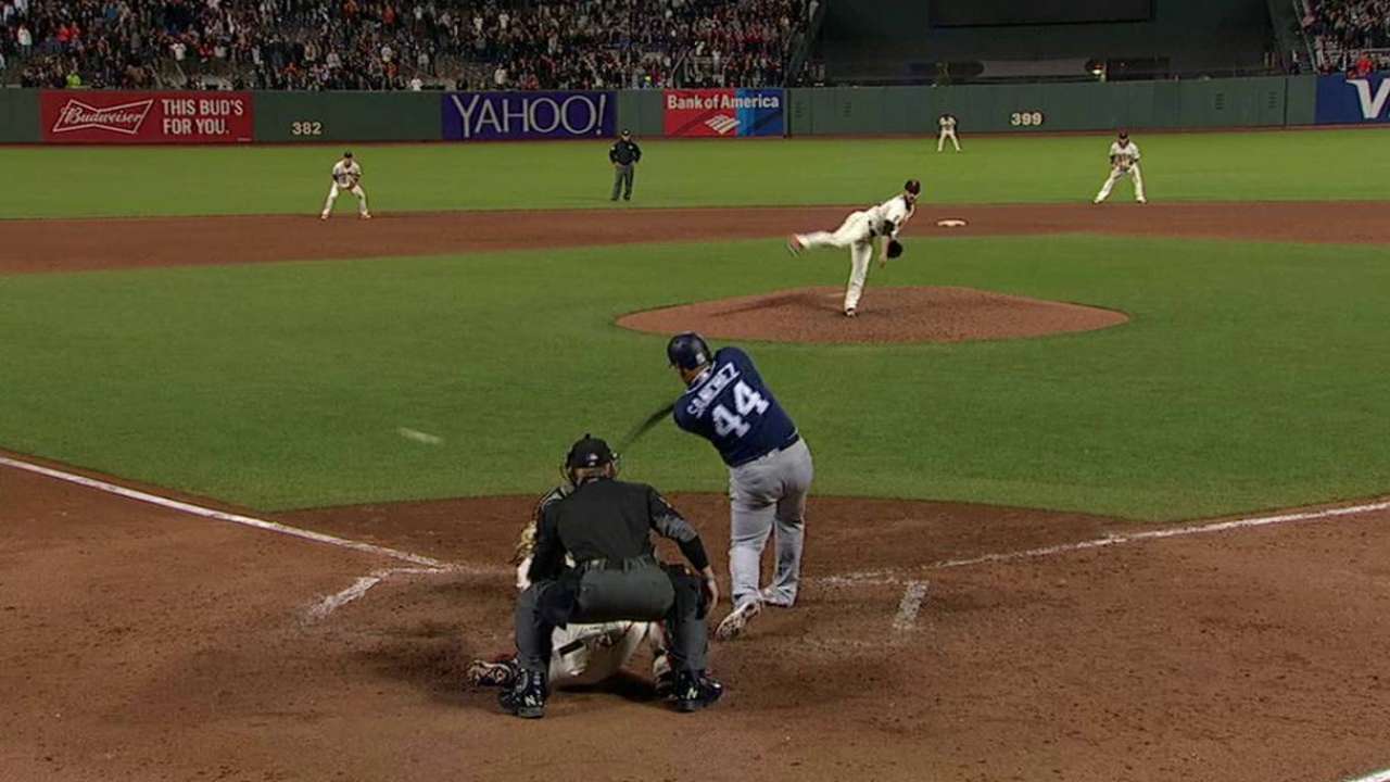 Sanchez greeted warmly by Giants fans