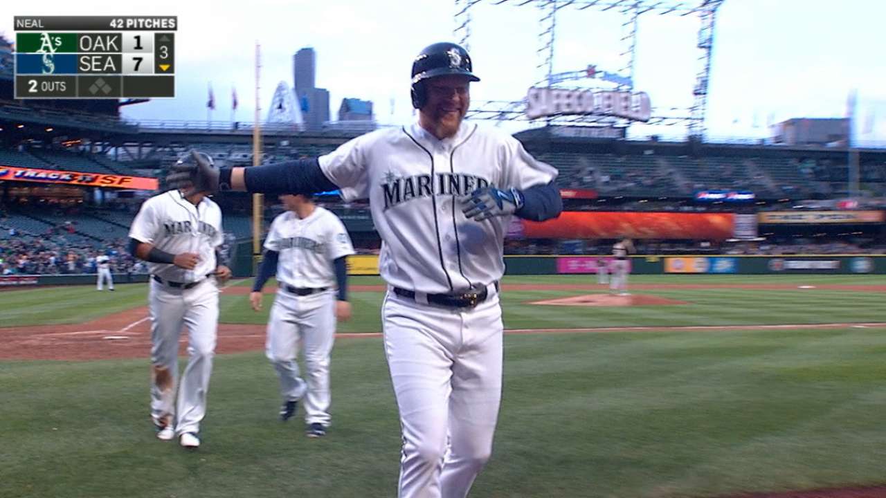 Marineros apabullan a Atléticos detrás de Cruz, Lind