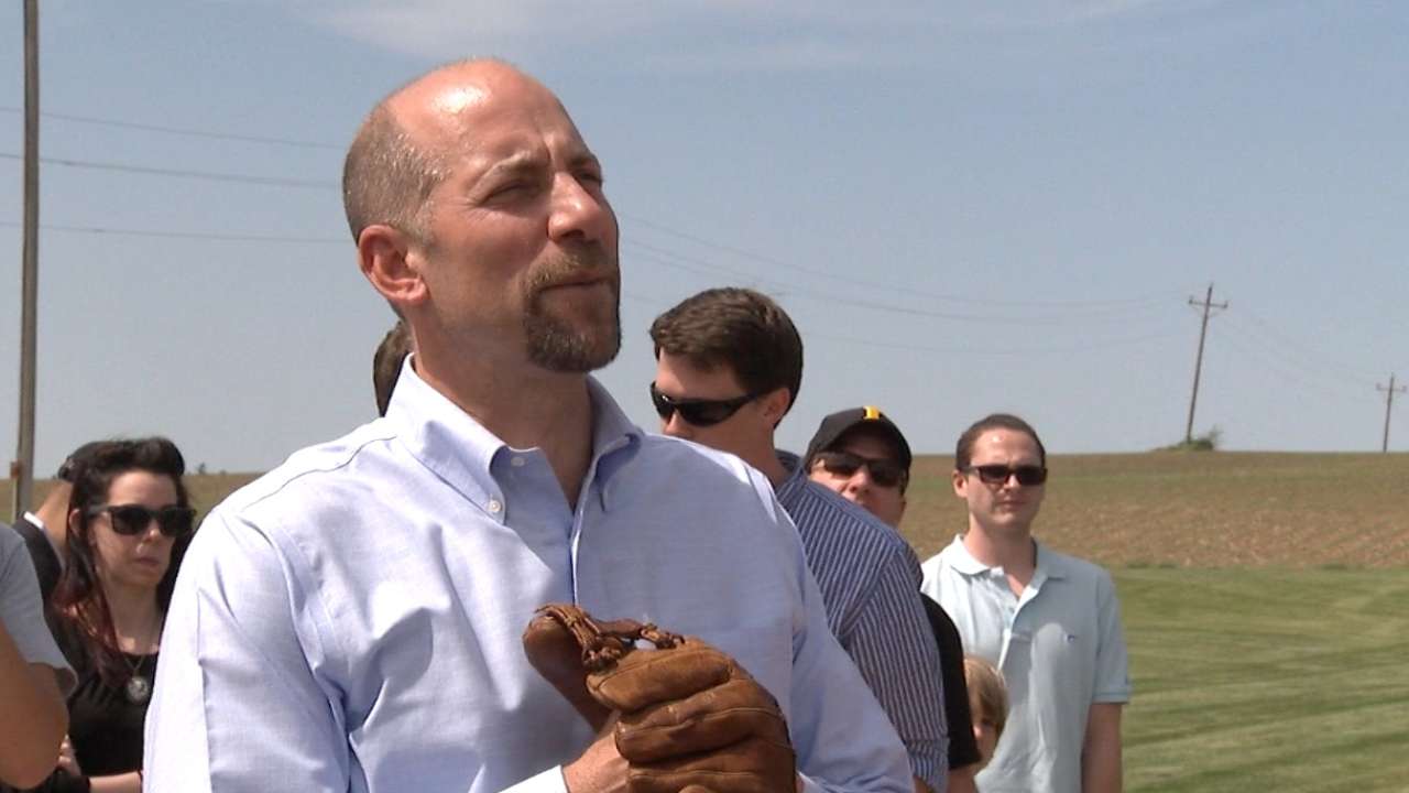 Smoltz takes questions from kids
