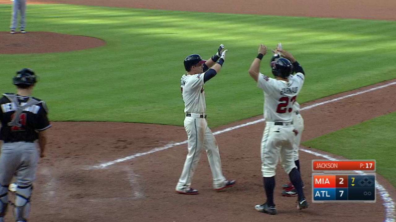 Bravos vencen a Marlins y ganan su primera serie en casa