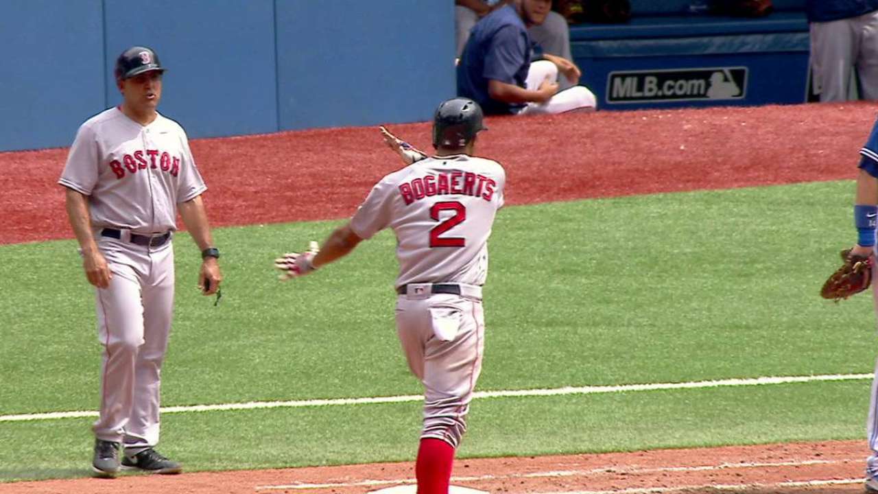 Bogaerts extends streak