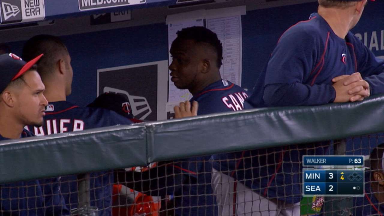 Twins barren a Marineros con jonrones de Sanó, Mauer