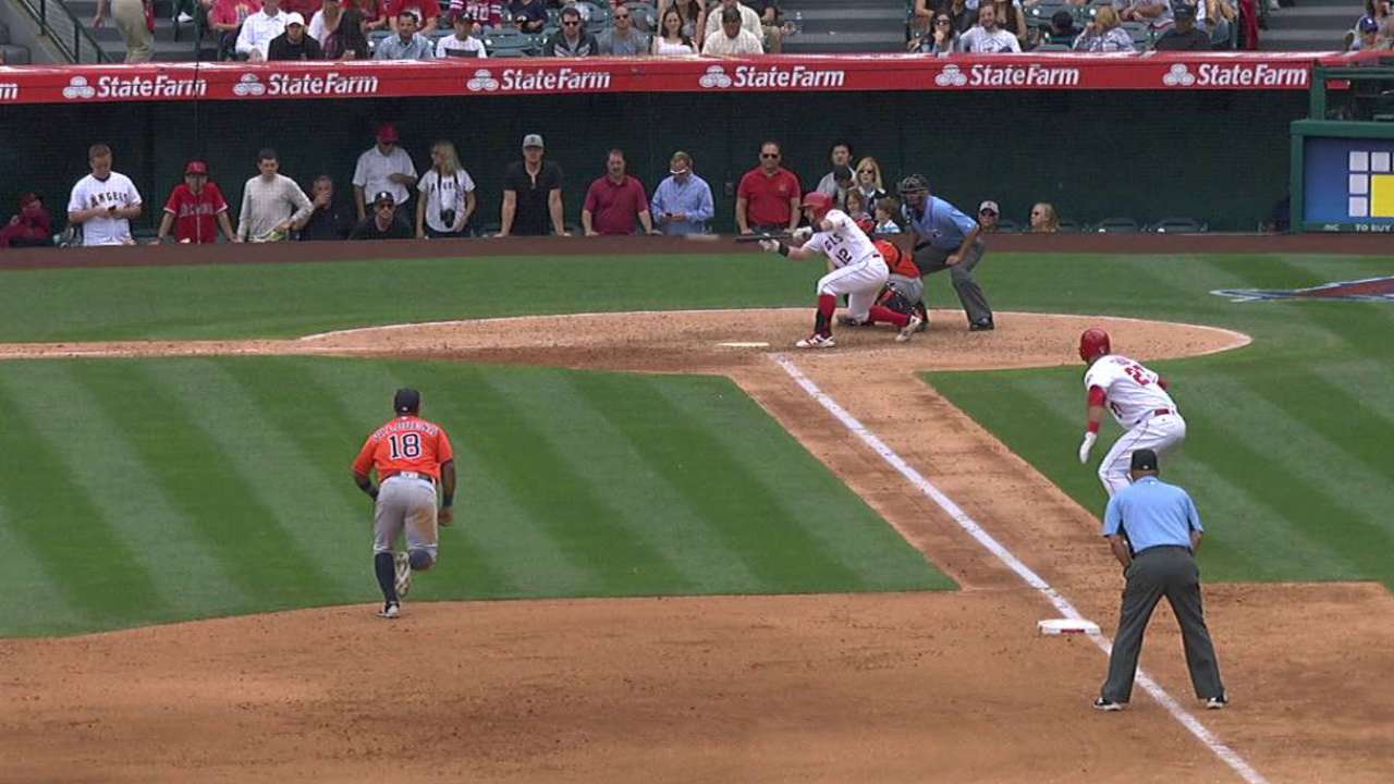 Giavotella's go-ahead bunt