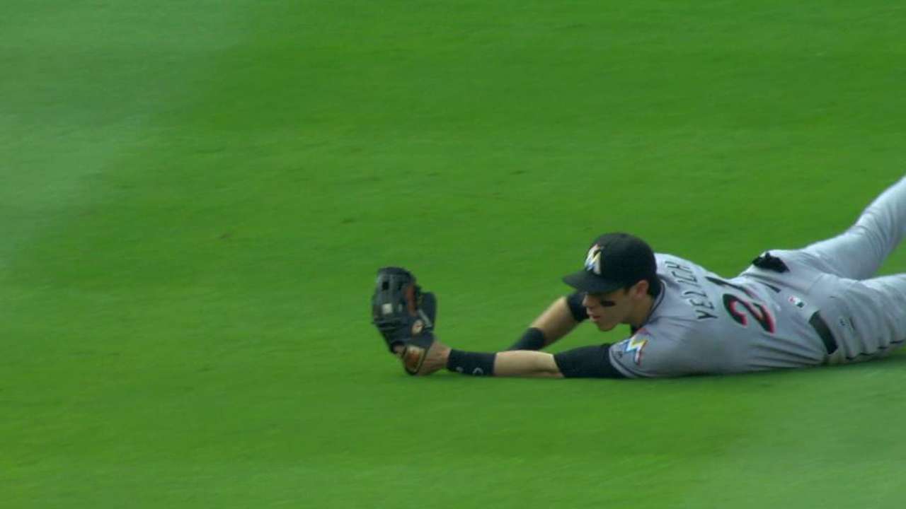 Yelich's shoestring grab