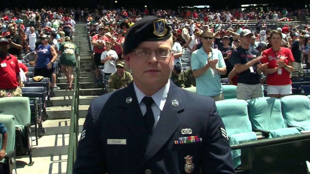 Braves, Giants players help honor military