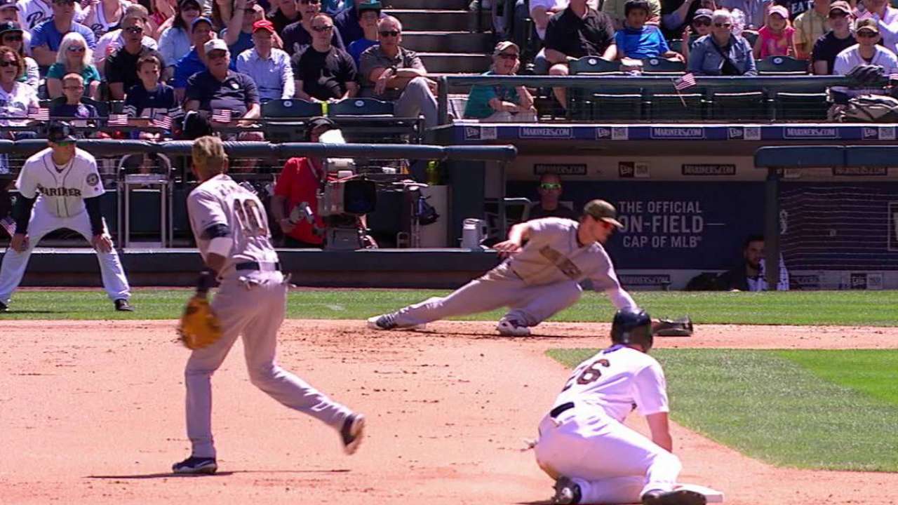 Lee safe on fielder's choice