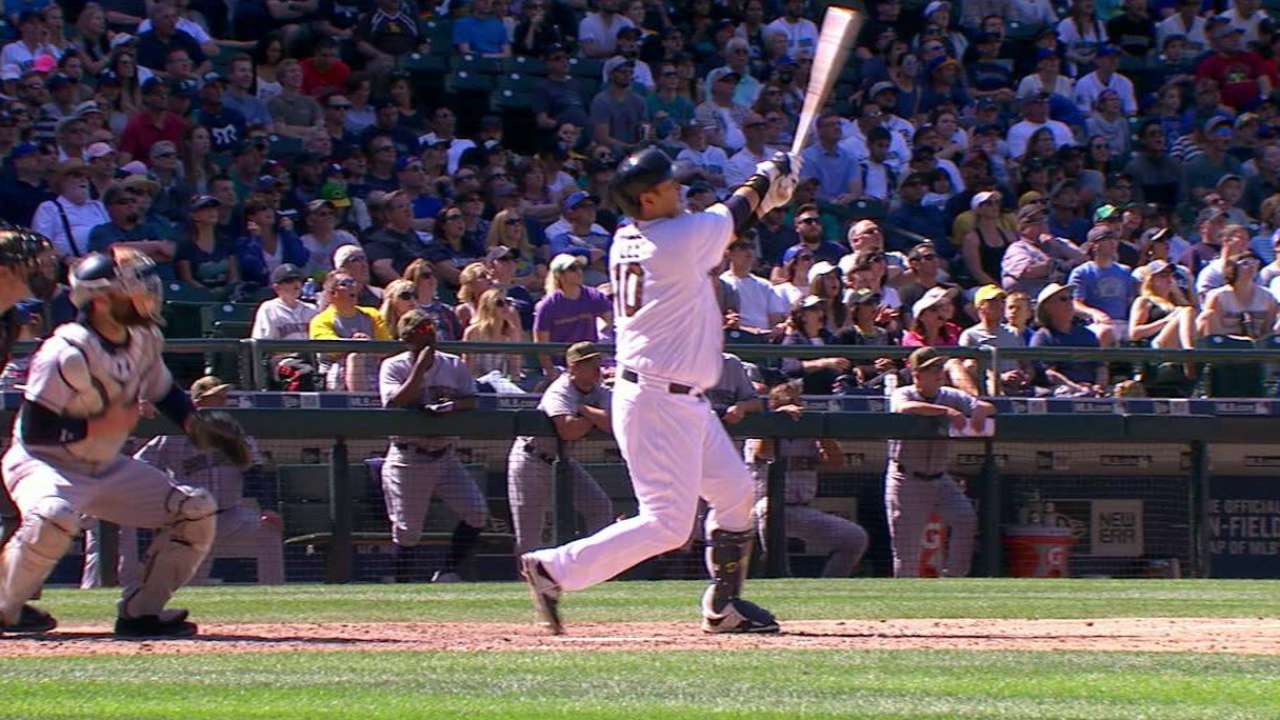 Seager, Lee power Mariners past Padres