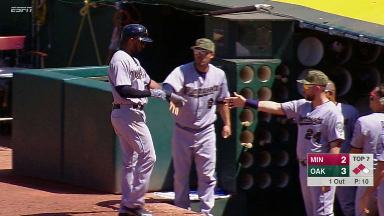 Hot-hitting Nunez opts for sac bunt amid rally