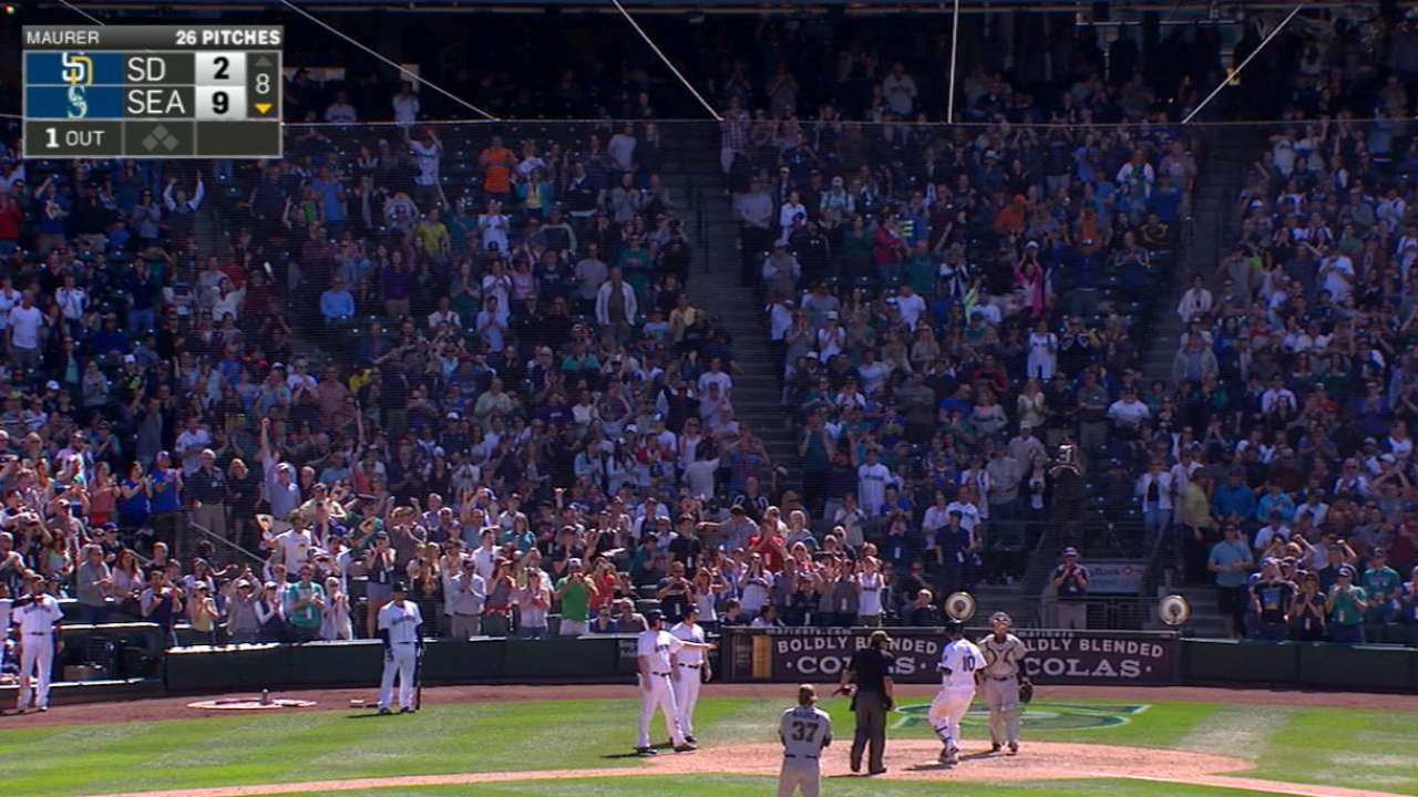 Marineros vapulean a Padres con jonrones de Seager y Lee