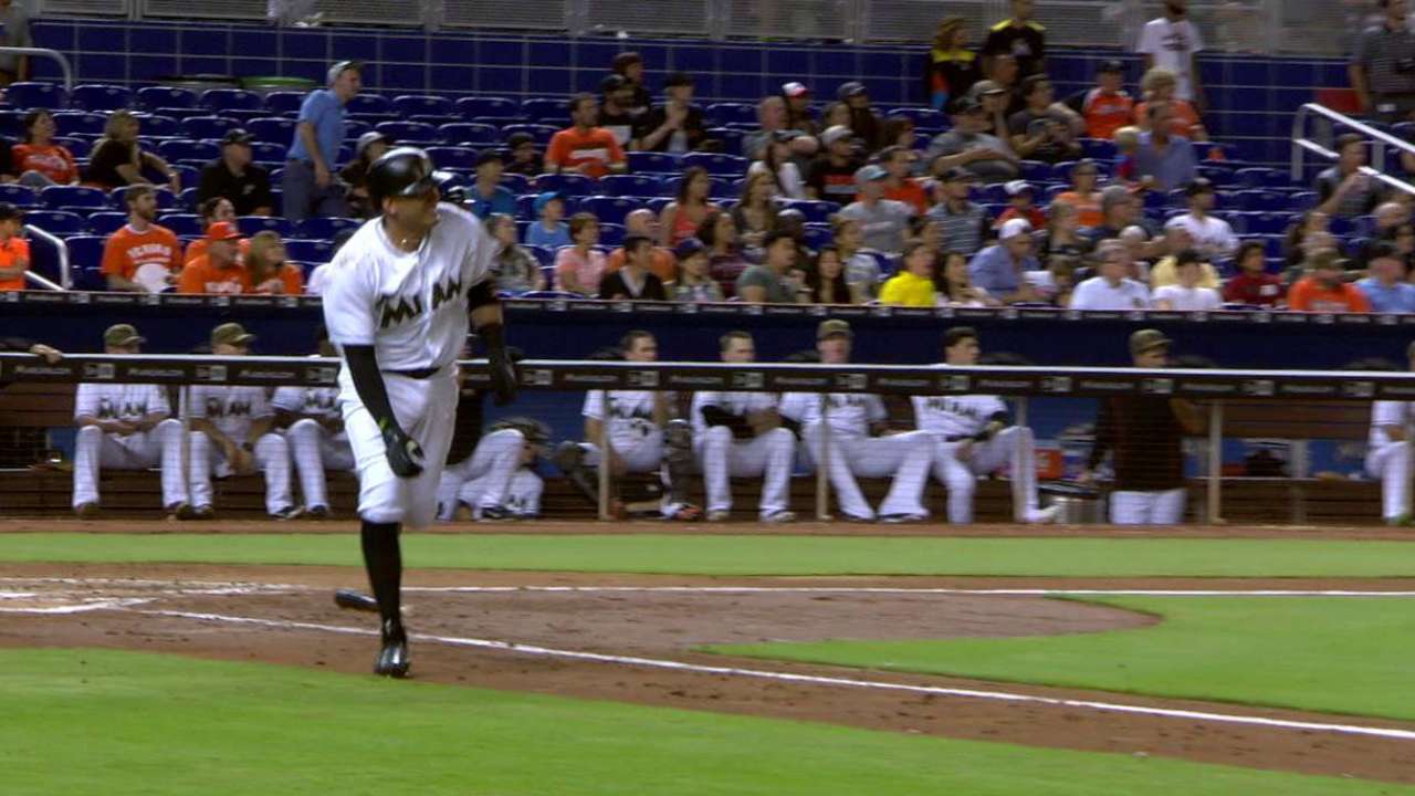 Rojas hurts shoulder; Marlins hope no DL stint
