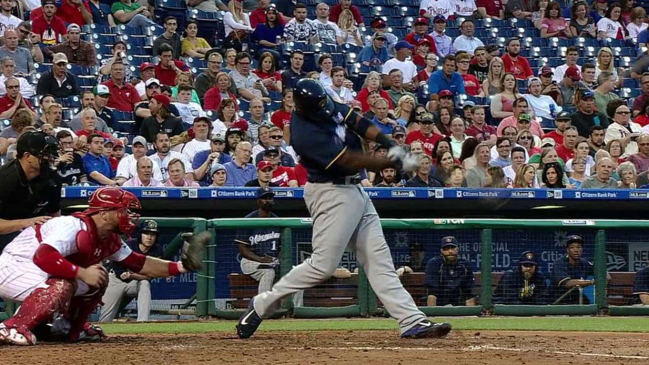 Con jonrones de Carter y Villar, Cerveceros vencen a Filis