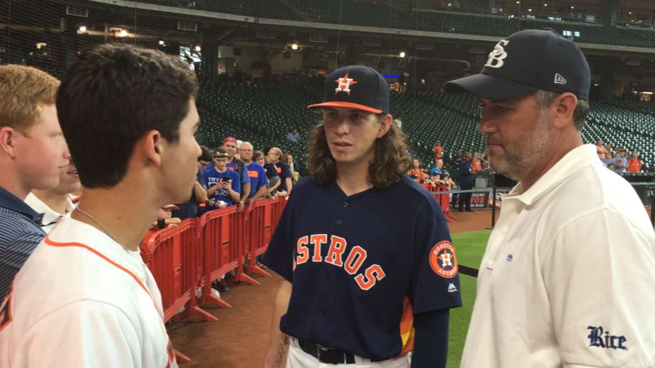 Berkman brings HS team to visit Astros