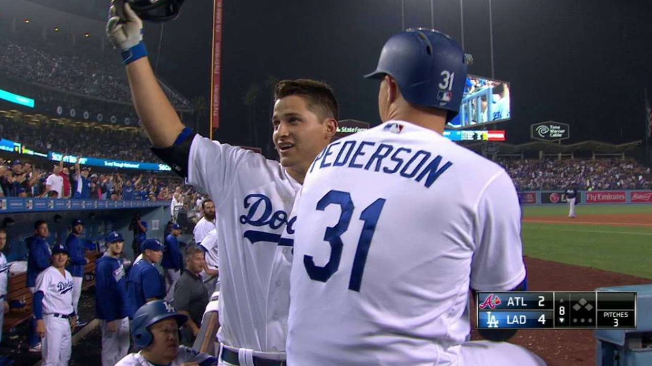 Con tres jonrones de Seager, Dodgers hunden a Bravos