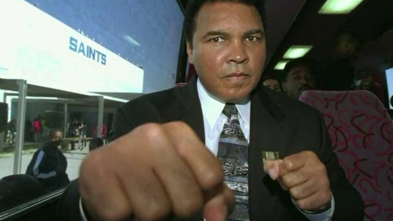 Cubs pay respect to Ali